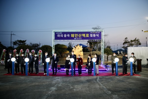 신안군은 하의도 웅곡 해안산책로 700m 구간에 경관조명을 설치하고 최근 점등식을 열었다.                                      /신안군 제공