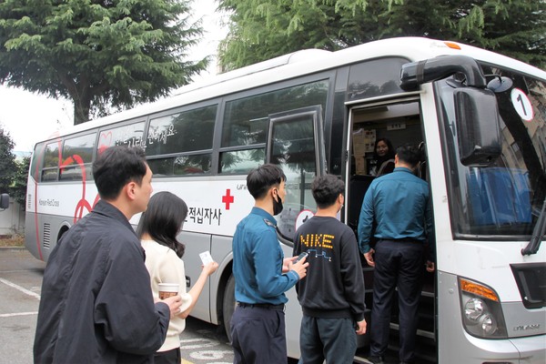 광주동부경찰서(총경 조영일)는 18일 광주동부경찰서 주차장에서 코로나19 바이러스 감염증 확산으로 인한 수혈용 혈액 수급난 해소를 위해 사랑나눔 릴레이 헌혈을 실시했다.                                                                /광주동부경찰서 제공