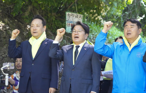 강기정 광주시장이 16일 오전 동구 주남마을 위령비 앞에서 열린 ‘제11회 기역이 니은이 인권문화제’에 참석해 ‘임을 위한 행진곡’을 제창하고 있다.                 /광주시 제공