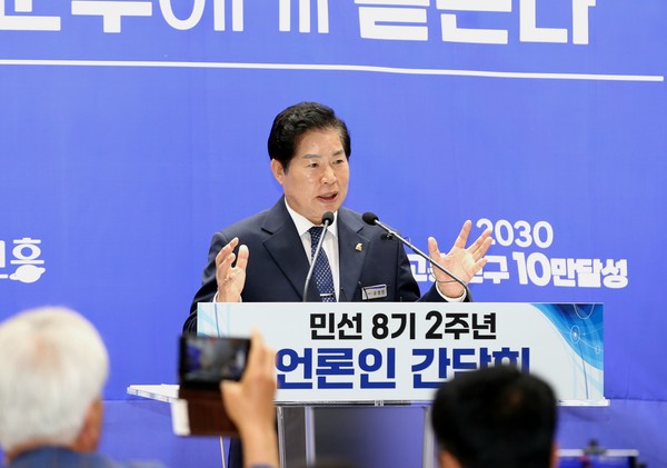 공영민 고흥군수가 27일 군청 우주홀에서 민선8기 취임 2주년 기자회견을 하고 있다.