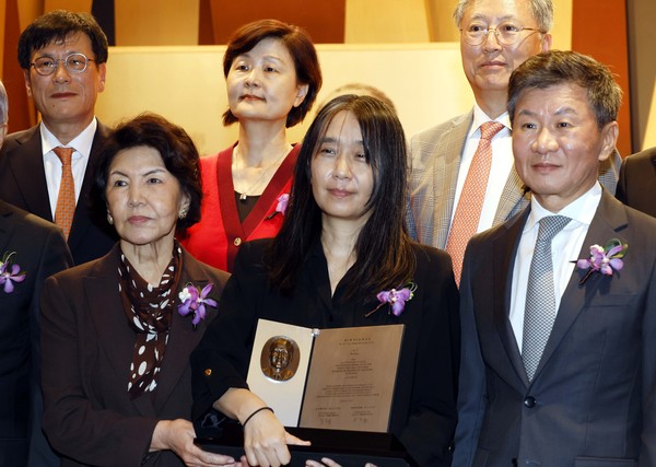 사진은 한국인 최초로 노벨문학상을 수상한 한강 작가가 지난 10월 17일 열린 제18회 포니정 혁신상 시상식에서 참석자들과 기념사진을 촬영하고 있는 모습.           /뉴시스