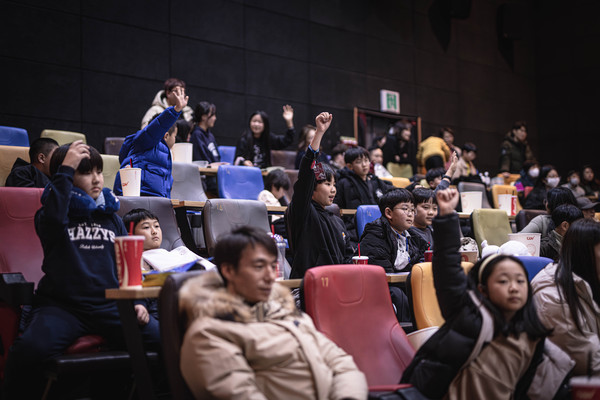 지난 14일 순천스쿨영화제가 열린 순천 신대지구 CGV에서 영화 상영 후 학생들이 질의응답에 참여하고 있다.       /전남도교육청 제공