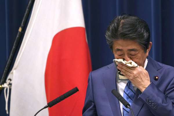 아베 신조 일본 총리가 지난 14일 기자회견 도중 손수건으로 얼굴을 닦고 있다.