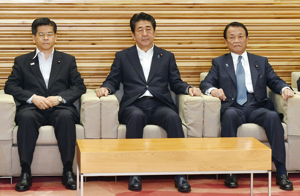 왼쪽부터 이시이 게이이치 일본 국토교통상, 아베 신조 총리, 아소 다로 재무상.