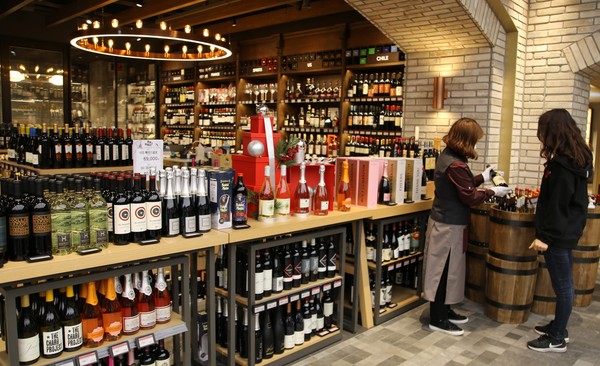 ㈜광주신세계는 설 명절 선물을 준비하는 고객들을 위해 본관 지하1층 와인 매장에서 다양한 와인세트를 준비했다.							 /광주신세계 제공