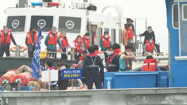 지난해 9월 진도군 만호해역에서 해남과 진도 어민들이 어업권을 놓고 충돌하고 있다. /독자 제공