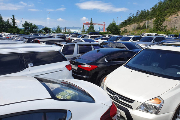 지난 20일 오전 영암군 삼호읍 H중공업의 한 주차장이 노동자 등이 타고 온 차량들로 가득차 있다. /뉴시스