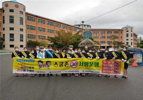 광양경찰(서장 장진영)은 지난 12일 등굣길 어린이 교통사고 예방을 위해 중진초등학교 앞에서 광양녹색어머니회·중진초등학교와 합동 캠페인을 전개했다.