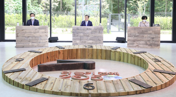 문재인 대통령이 18일 서울 용산구 노들섬다목적홀에서 열린 2050 탄소중립위원회 제2차 전체회의에 참석해 발언하고 있다.