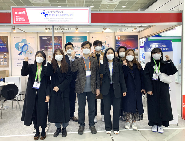 지난 10일 제37회 국제 의료기기·병원설비 전시회에 참여한 조선대 안광학사업단.