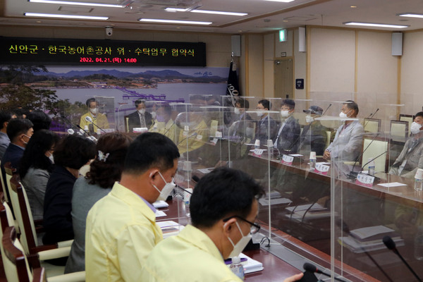 신안군은 최근 한국농어촌공사 전남지역본부와 ‘2022년 지역특화 임대형 스마트팜 조성사업’ 위·수탁 협약을 체결했다.                                                           /신안군 제공