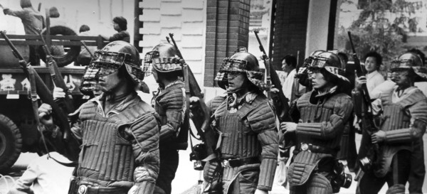 소총으로 무장한 시민군이 1980년 5월 23일 전남도청 앞에서 계엄군과 대치하고 있는 외곽지역으로 이동하고 있다. -한국일보 제공