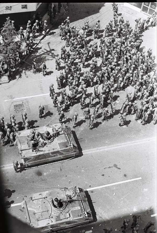 사진은 1980년 5월 21일 오전 10시~11시 사이 광주 동구 금남로 전일빌딩 앞에 배치된 계엄군들과 실탄이 결합된 기관총이 설치된 장갑차의 모습.                       /5·18민주화운동진상규명조사위원회 제공