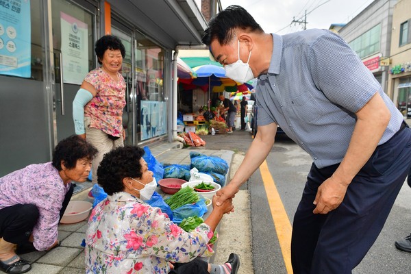 민선8기 출범 이후 처음으로 맞이한 월요일 아침, 김한종 장성군수가 관계 공무원들과 함께 민생현장을 찾아 군민들과 인사를 나누고 소통의 시간을 가졌다.