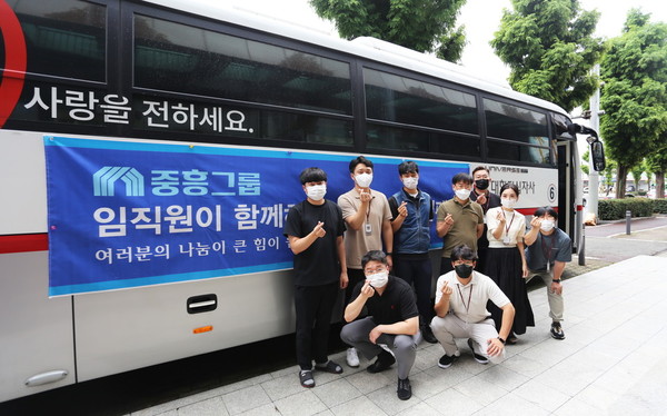 중흥그룹은 16일 광주 중흥건설 본사 앞에서 임직원과 함께 하는 ‘코로나19 극복을 위한 헌혈 캠페인’을 펼쳤다./중흥그룹 제공