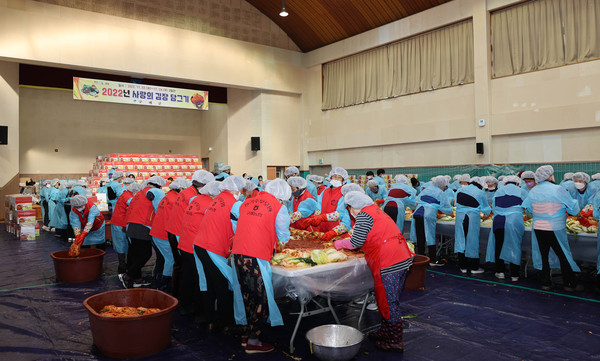 구례군은 지난 22일부터 3일간 용방면 지용관에서 ‘2022 사랑의 김장 담그기’ 행사를 가졌다.                                     /구례군 제공