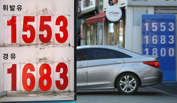 국내 경유 가격이 10개월 만에 1600원대로 하락했다. 10일 한국석유공사 유가정보서비스 오피넷에 따르면 10일 오후 1시 기준 전국 주유소 평균 경유 가격은 1693.38원이다. 	 /뉴시스