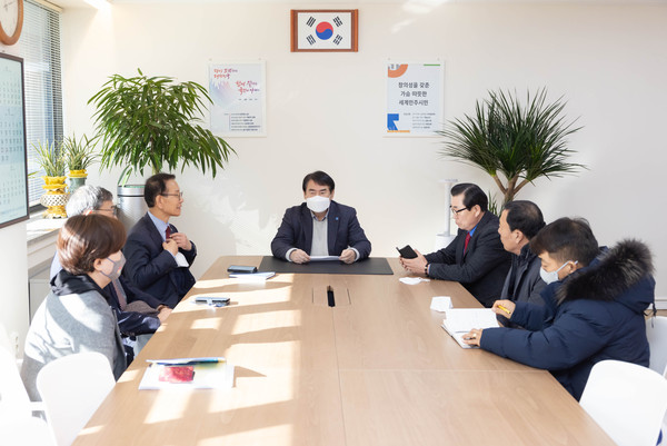 이정선 광주교육감이 10일 5·18단체 관계자와 연석회의를 가지고 있다.