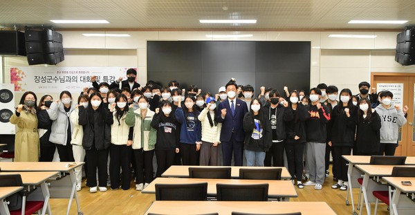 장성군이 민선8기 공약사업으로 ‘청소년 수당’을 지급한다. 사진은 문향고등학교 학생들과 함께 한 김한종 장성군수 모습./장성군 제공