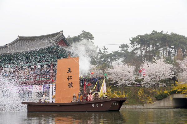 왕인문화축제 왕인박사 일행들이 상대포에서 일본으로 출항하고 있는 모습.