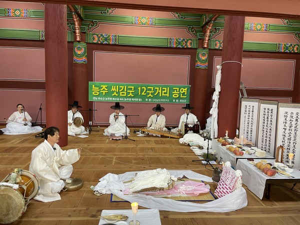 능주 씻김굿을 주도하고 있는 조웅석 선생의 공연 모습.
