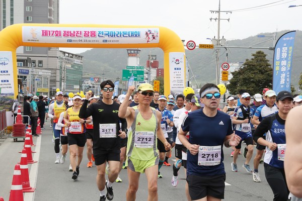 23일 제17회 정남진장흥 전국 마라톤 대회에 참석한 선수들이 출발 신호에 맞춰 출발을 하고 있다.                             /장흥군 제공