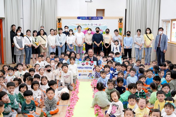 조선대학교 민영돈 총장은 지난 4일 어린이날을 맞아 조선대학교어린이집(원장 차용심)을 찾아 아이들에게 간식(치킨)을 전달했다./조선대 제공