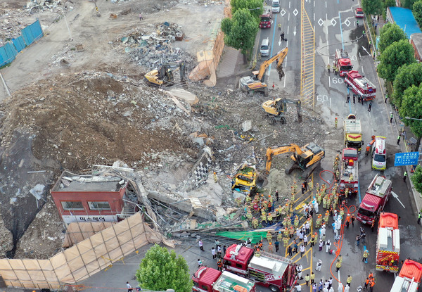 2021년 6월 9일 오후 광주 동구 학동 재개발구역에서 철거 중이던 5층 건물이 붕괴돼 지나가던 버스를 덮쳤다. 119 소방대원들이 무너진 건축물에 매몰된 버스에서 승객 구조 작업을 벌이고 있다. /뉴시스