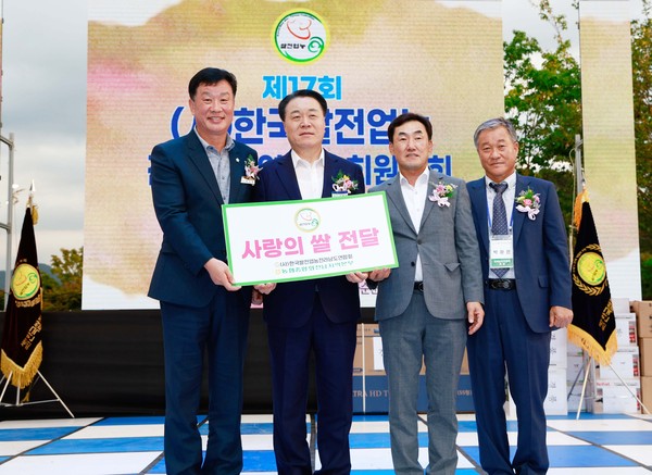 (사)한국 쌀전업농 화순군연합회(회장 구호성)은 최근 관내 지역아동센터 16개소에 10kg 백미 60포를 후원했다./화순군 제공