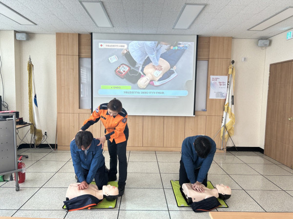 광주 광산소방서는 최근 한국가스기술공사 광주전남지사 직원들과 함께 광산구 지사 사옥 회의실에서 ‘소방안전교육’을 진행했다./광주 광산소방서 제공