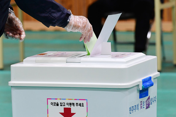 사진은 지난 제21대 총선 '비닐장갑 투표' 모습. /뉴시스