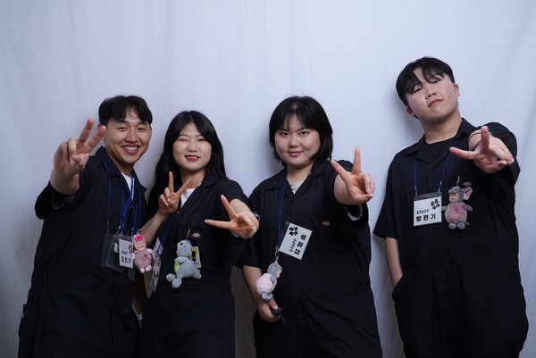 청년단체 '완망진창' 팀과 단체사진 촬영을 하고 있는 김유솔(오른쪽 두 번째) 이장. /본인 제공