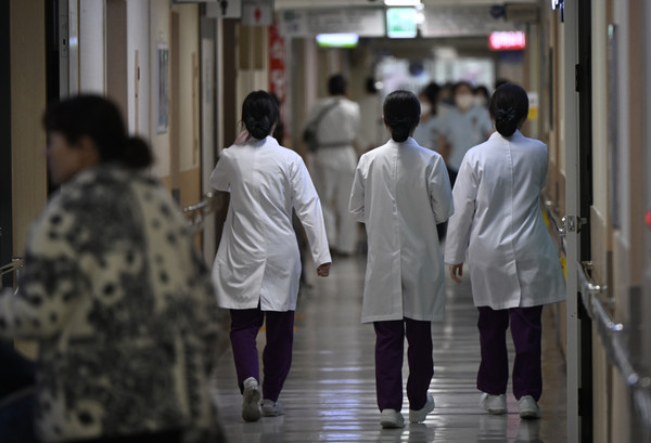 대형병원 전공의들이 집단사직을 예고한 시점이 다가온 가운데 19일 오전 광주의 한 대학병원에서 의료진이 발걸음을 옮기고 있다. /뉴시스