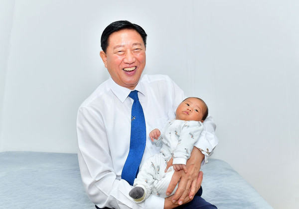 김한종 장성군수가 올해 장성에서 첫 번째로 태어난 신생아를 안고 활짝 웃고 있다.