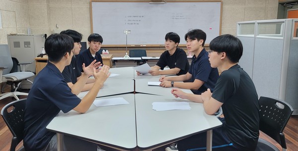광주자동화설비마이스터고 학생들이 토의·토론 수업에 참여하고 있다.  	               /광주자동화설비마이스터고등학교 제공