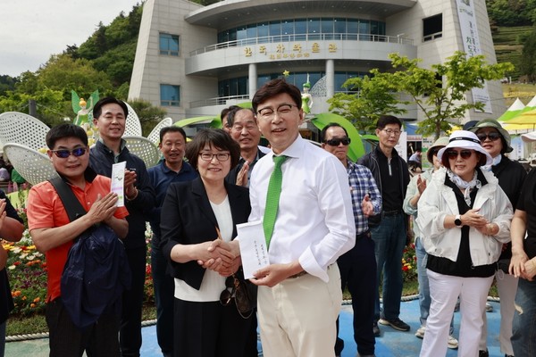 지난 4일 고향 보성을 방문한 재안산보성군향우회(회장 임환순)가 보성군장학재단(이사장 문찬오)에 장학금을 기탁했다./보성군 제공