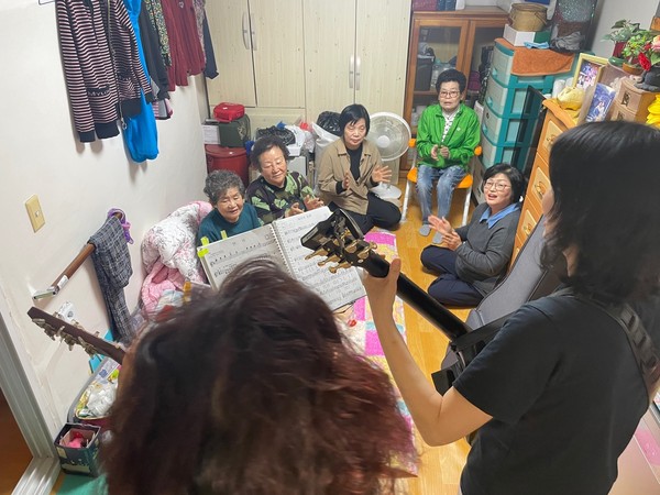 지역 예술가들이 동구 관내의 1인 가구 대상자의 집에서 공연을 펼치고 있다./광주 동구 제공