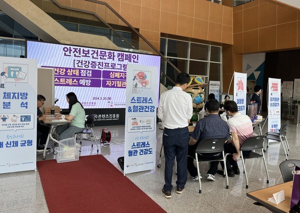 화순전남대병원 전남금연지원센터는 최근 한국콘텐츠진흥원을 찾아 ‘금연 캠페인’을 실시했다. 캠페인은 금연 OX퀴즈, 체성분 측정, 금연 상담 등으로 진행됐다.                                                                                       /화순전남대병원 제공