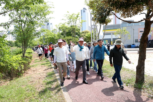 무안군은 지난 25일 남악 김대중광장 일원에서 열린 ‘2024년 도시 속 일상탈출 건강걷기 대회’에 주민 1000여 명이 참여한 가운데 성황리에 마무리됐다. 걷기에는 남악 건강지도자, 16개 걷기 동아리와 남악․오룡 아파트의 많은 주민들이 참여해 김대중광장을 기점으로 대죽도 외곽을 걸으며 건강의 중요성을 다시 한번 새기는 시간을 가졌다.                                           /무안군 제공