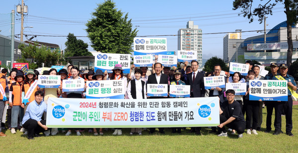 진도군이 12일 진도읍 조금시장 일원에서 ‘2024년 청렴문화 확산을 위한 민관 합동 운동’을 펼쳤다. 이번 청렴문화 확산을 위한 민관 합동 운동은 청렴 의식을 높여 공정하고 투명한 공직문화 조성을 위해 진도경찰서, 진도소방서, 녹색어머니회 등 40여 명이 참여했다.                                                                                                                                                           /진도군 제공