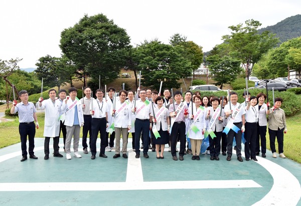 화순전남대학교병원은 최근 세계 환경의 날을 기념해 ‘2050 탄소중립 챌린지 캠페인’을 실시했다. 이번 캠페인은 민정준 병원장을 비롯한 임직원들이 참석해 실천 다짐 서약과 환경보호를 위해 쓰레기를 줍는 플로깅으로 진행됐다.     /화순전남대병원 제공