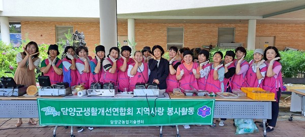 한국생활개선담양군연합회(회장 김금남) 회원 20여명은 최근 담양군향촌노인종합복지관, 온누리재활원, 빛고을공동체에서 간식 봉사 활동을 전개, 독거노인·장애인 등 230여명에게 직접 만든 딸기주스와 와플을 제공했다. /담양군 제공