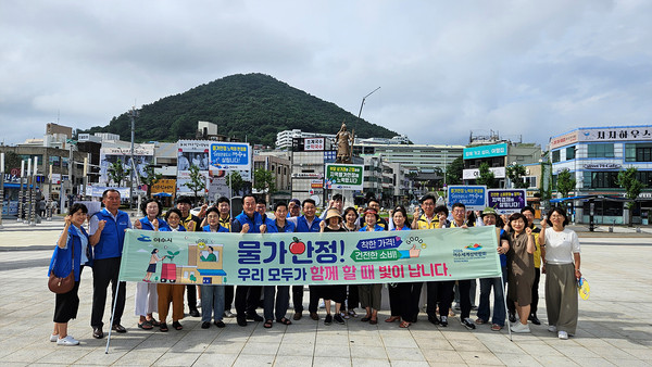 최근 이순신광장 및 중앙동 상가 일원에서 열린 섬박람회 홍보·물가안정 및 착한가격업소 이용 캠페인.                         /여수시 제공