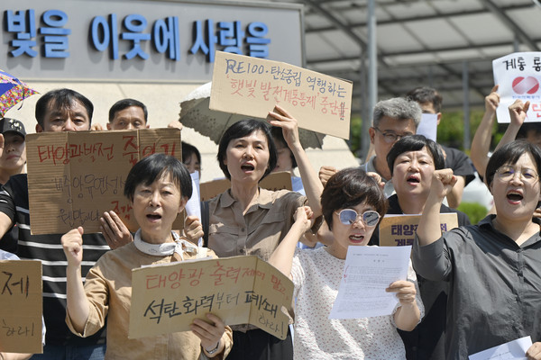 광주에너지전환 네트워크 등 지역 재생에너지 관련 단체는 19일 오후 광주 북구 오치동 한전광주전남본부 앞에서 기자회견을 열고 태양광 등 재생에너지 발전기소의 계통 통제와 '비중앙 유연성 서비스' 시행 중단을 촉구하고 있다. /뉴시스