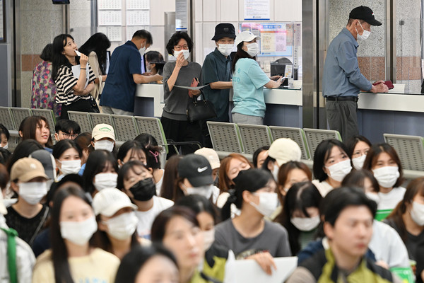 광주 동구 조선대병원 본관 원무과 앞에서 한 시민이 민주노총 전국보건의료노조 조선대병원지부의 총파업 출정식을 바라보고 있다. /뉴시스