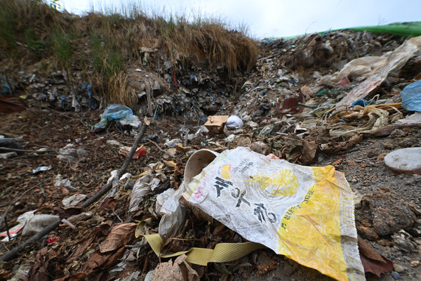 광주 서구 풍암동 중앙공원 제1지구 공사현장 주변 야산에서 30여년 전 매립된 쓰레기들이 지난달 배수로 공사 도중 무더기로 발견됐다. 발견된 6000여t 쓰레기는 시공사에서 처리할 방침이나 공사 과정에서 추가로 나오는 쓰레기 처리 여부 등은 협의를 거쳐야 한다.   												           /뉴시스