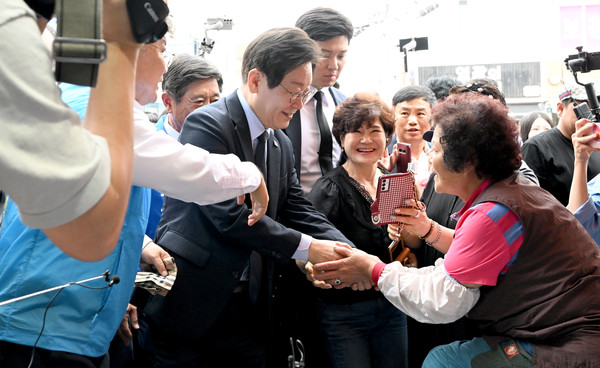 10·16영광·곡성군수 재보궐 선거를 앞둔 23일 오전 영광군터미널시장에서 이재명 더불어민주당 대표가 상인에게 인사하고 있다.                             /뉴시스