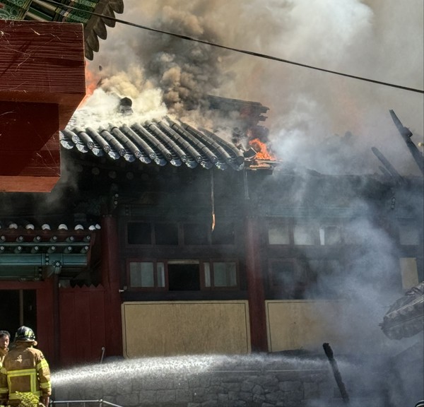 29일 오전 광주 동구 운림동 무등산국립공원 내 증심사 공양전에서 불이 나 신고를 받고 출동한 소방 당국이 불을 끄고 있다./동구청 제공