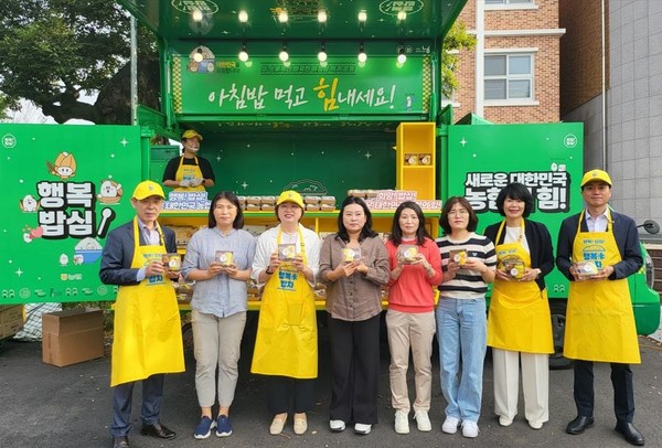 농협전남본부는 지난 27일 남평중학교에서 전남 쌀 소비촉진을 위한 아침밥먹기 캠페인 행사와 함께 ‘행복미(米) 밥차’를 운영, 등교하는 학생들을 대상으로 국산 쌀을 활용한 간편식 무스비(네모김밥)와 식혜를 나눠줬다.