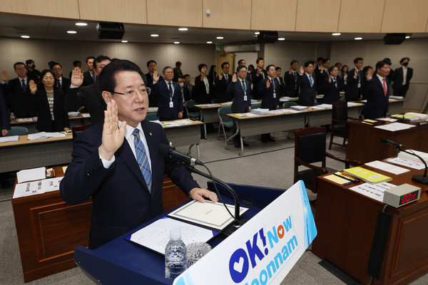 21일 오전 무안군 전남도청에서 열린 국회 행정안전위원회의 전남도 국정감사에서 김영록 전남도지사를 비롯한 관계자들이 선서를 하고 있다. 			                      /광주전남사진기자회